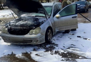 В Смоленском районе Mercedes-Benz загорелся во время движения