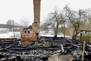 В Краснинском районе полностью сгорел жилой дом