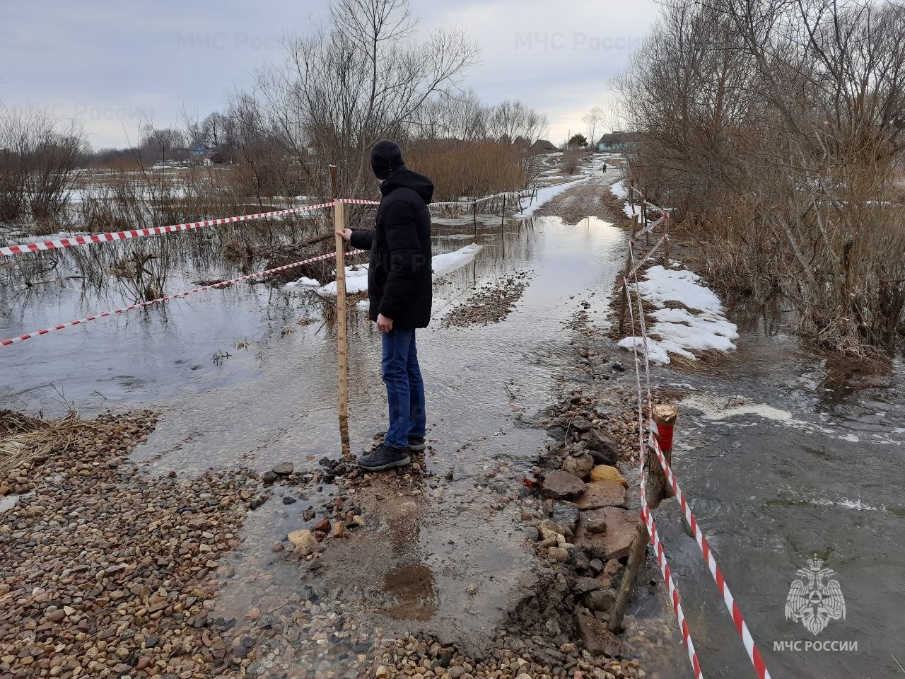 Жителям Смоленской области напоминают, как действовать при угрозе паводка