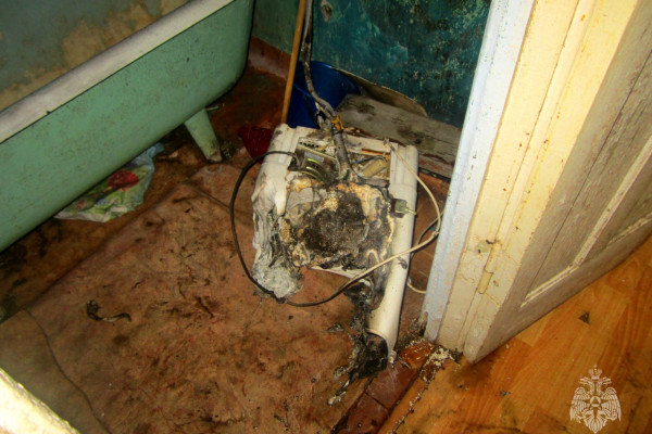 Загоревшаяся стиральная машинка стала причиной беспокойства в городе Сафоново