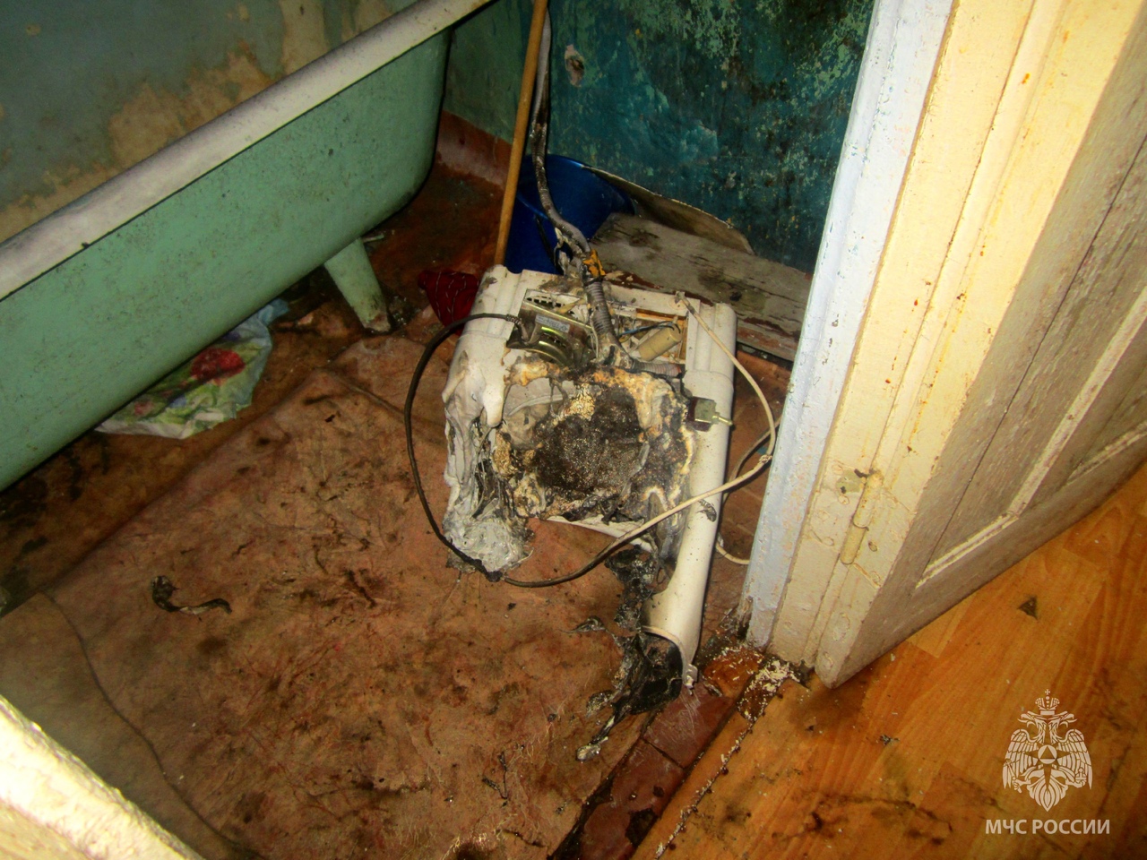 Загоревшаяся стиральная машинка стала причиной беспокойства в городе Сафоново