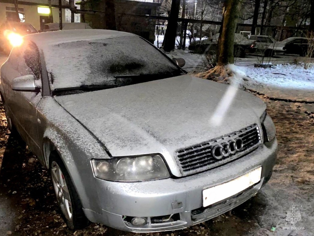 Ночью в Смоленске на улице Крупской загорелась припаркованная Audi