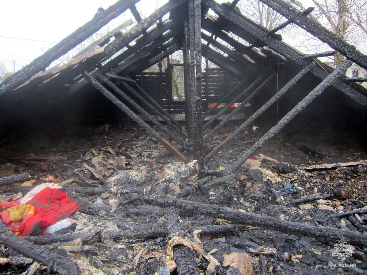 В результате короткого замыкания в Сафоново загорелся деревянный жилой дом