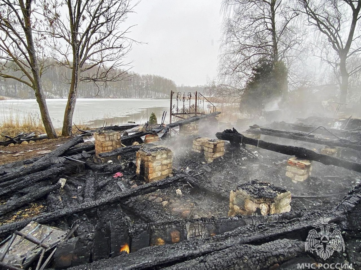 В Смоленском районе в домике отдыха на рыболовной базе случился пожар
