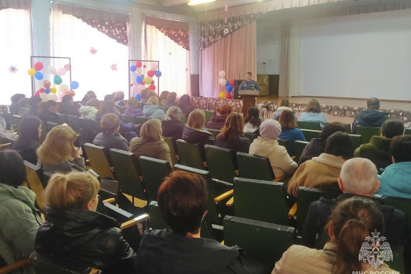 Сотрудники Смоленского МЧС приняли участие в общешкольных собраниях