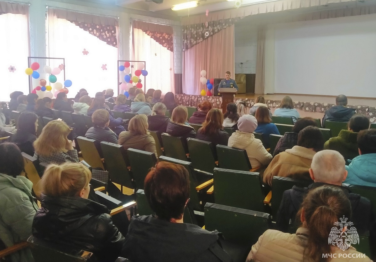 Сотрудники Смоленского МЧС приняли участие в общешкольных собраниях