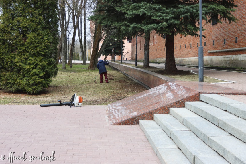 Специалисты «Зеленстроя» ведут уборку сквера Памяти Героев и парка 1100-летия Смоленска