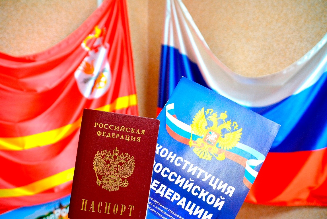 В Смоленске торжественно вручили российские паспорта жителям, прибывшим из ДНР