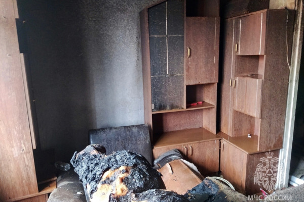 В одной из квартир в Сафонове загорелся диван