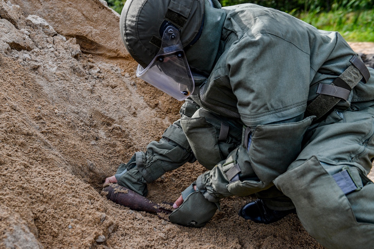 В Смоленской области сапёры обезвредили артснаряд мину времён войны