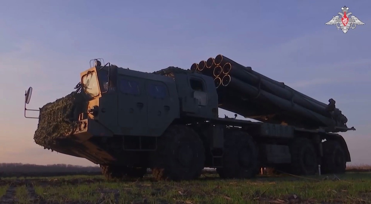 РСЗО «Торнадо-С» наносят ракетные удары по объектам военной инфраструктуры и боевой технике ВСУ 