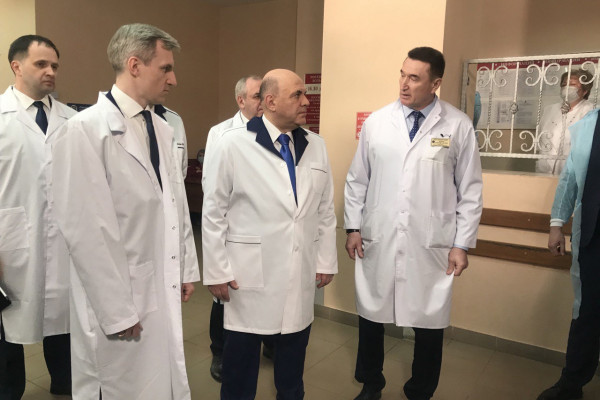 Михаил Мишустин начал визит на Смоленщину с посещения «Красного креста»