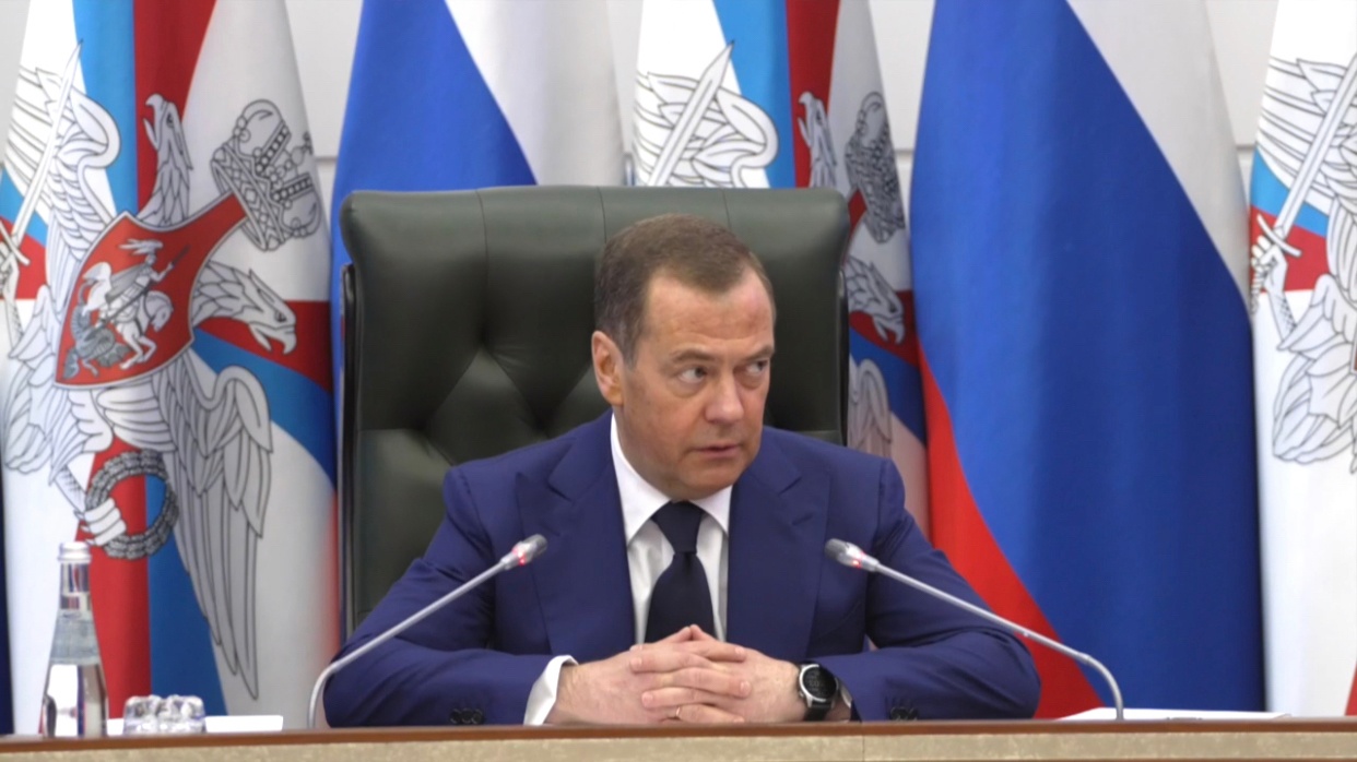 Дмитрий Медведев провёл совещание по вопросам доукомплектования Вооруженных сил РФ
