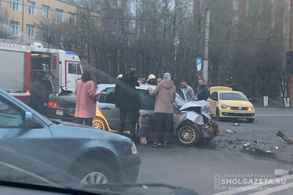 В центре Смоленска произошло серьёзное ДТП