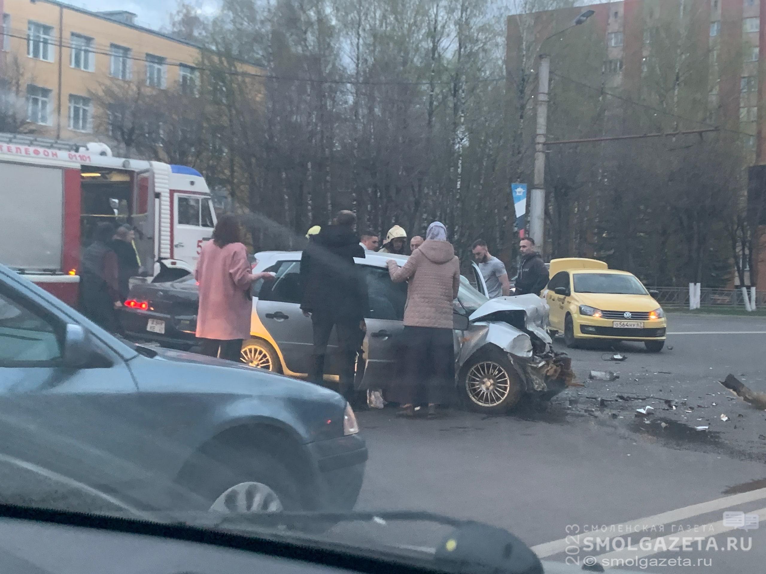 В центре Смоленска произошло серьёзное ДТП