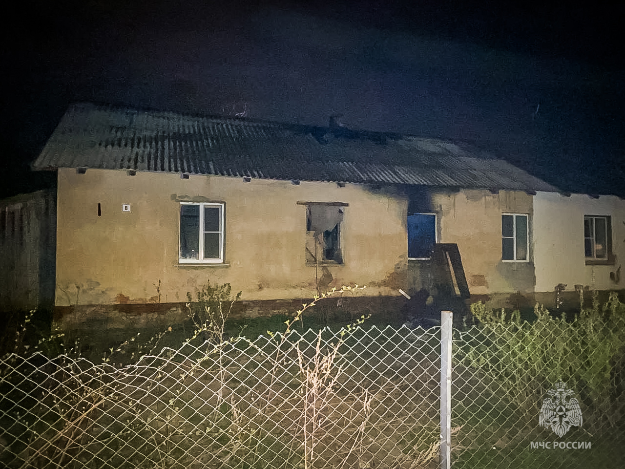 Ночью в Смоленске в поселке Миловидово более 20 спасателей тушили пожар в жилом доме