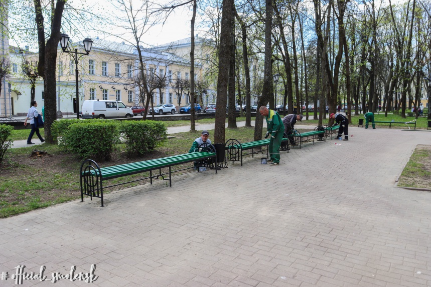 В Смоленске продолжают приводить в порядок общественные территории