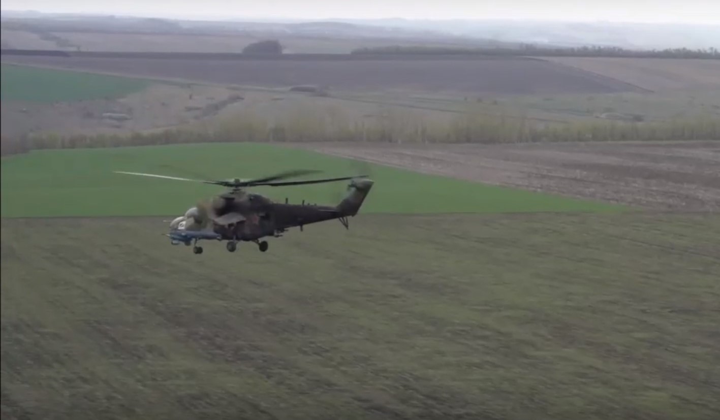Как экипажи многоцелевых ударных вертолетов Ми-35 выполняют боевые задачи в зоне СВО