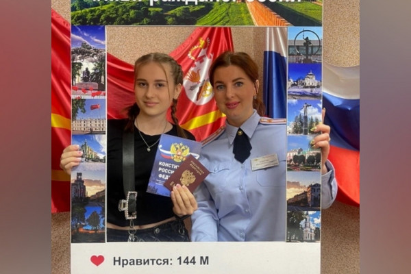 В Смоленске пяти жителям ЛДНР полицейские вручили российские паспорта