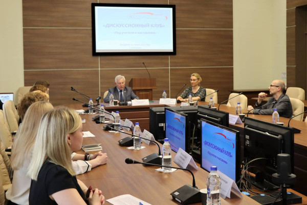Сторонники «Единой России» обсудили новые меры поддержки смоленских педагогов 