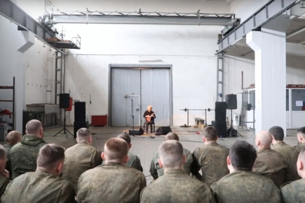 Бывший солист Смоленского русского народного оркестра выступил перед военными в зоне СВО
