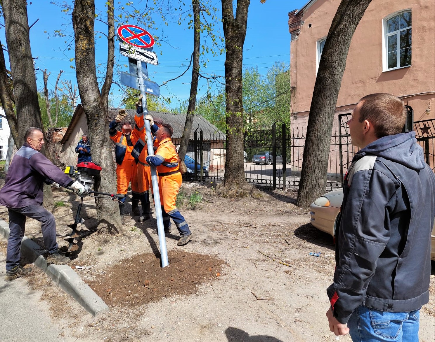Депутаты городского совета помогли с установкой дорожных знаков на центральных улицах Смоленска