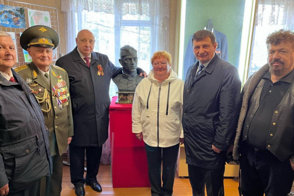 В честь 100-летия Михаила Егорова в семейный дом-музей в Рудне передали бюст героя