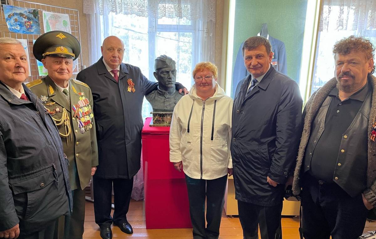 В честь 100-летия Михаила Егорова в семейный дом-музей в Рудне передали бюст героя