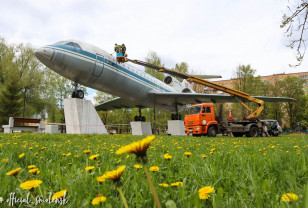 По просьбам смолян «Зеленстрой» всё же решил помыть самолёт-памятник