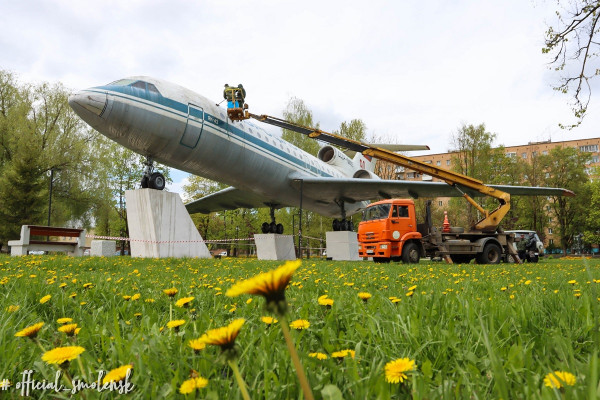 По просьбам смолян «Зеленстрой» всё же решил помыть самолёт-памятник