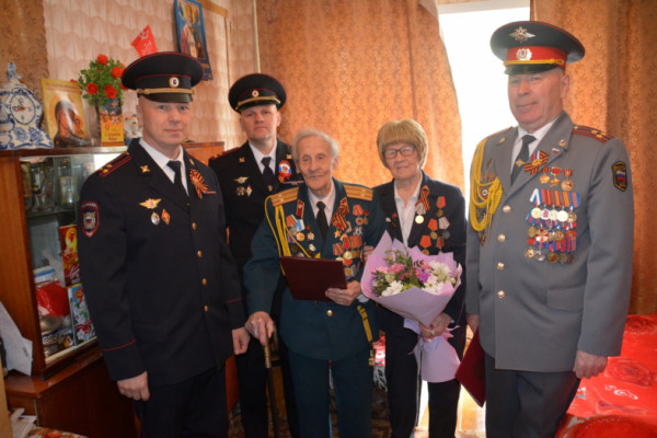 Сотрудники смоленского УМВД поздравили с наступающим Днем Победы ветерана ВОВ
