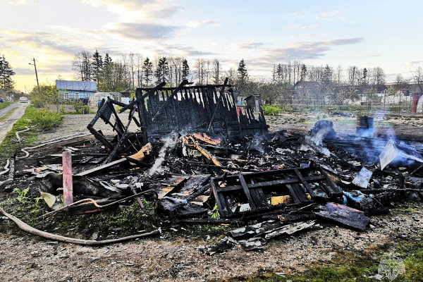 Пожар в Ярцевском районе уничтожил дачный дом