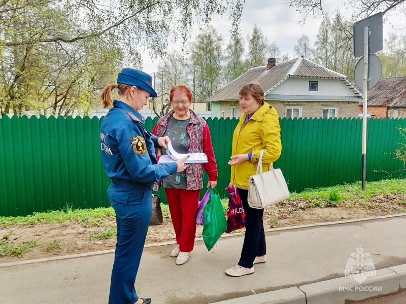 В Смоленской области сотрудники МЧС провели профилактические беседы о пожарной безопасности