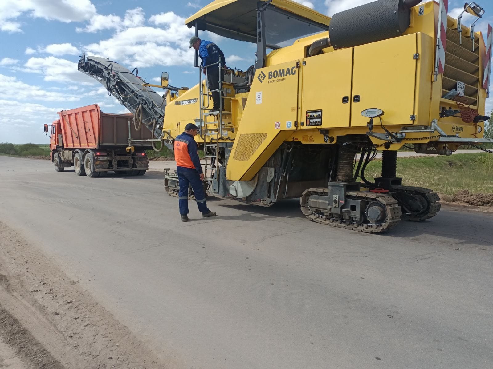 В Монастырщинском районе приступили к ремонту дороги, которая ведет от границы с Республикой Беларусь