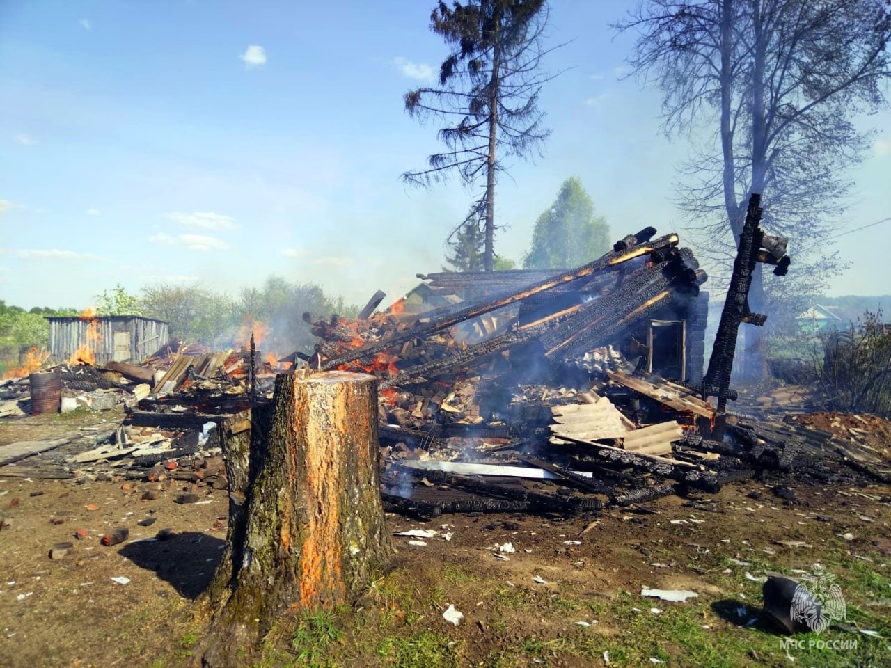 В Новодугинском районе сгорели частный дом и хозпостройка 