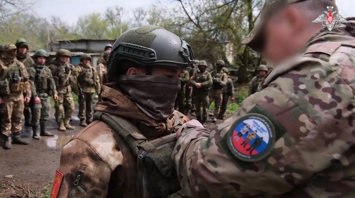 В зоне СВО военнослужащим штурмовых групп ЦВО вручили госнаграды 