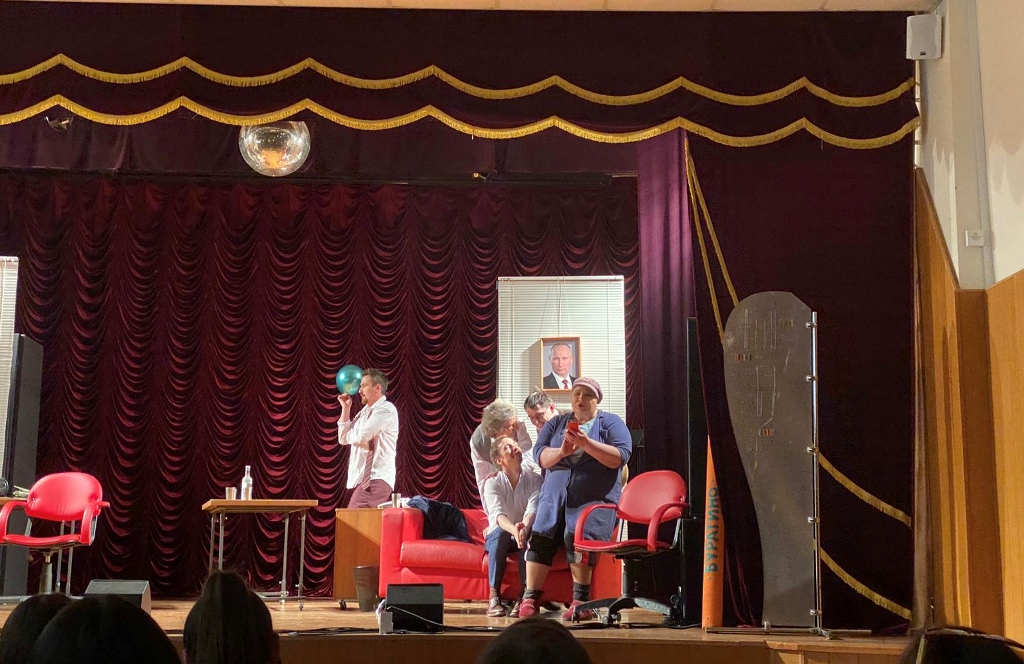 В Смоленске для семей участников СВО показали театральную постановку