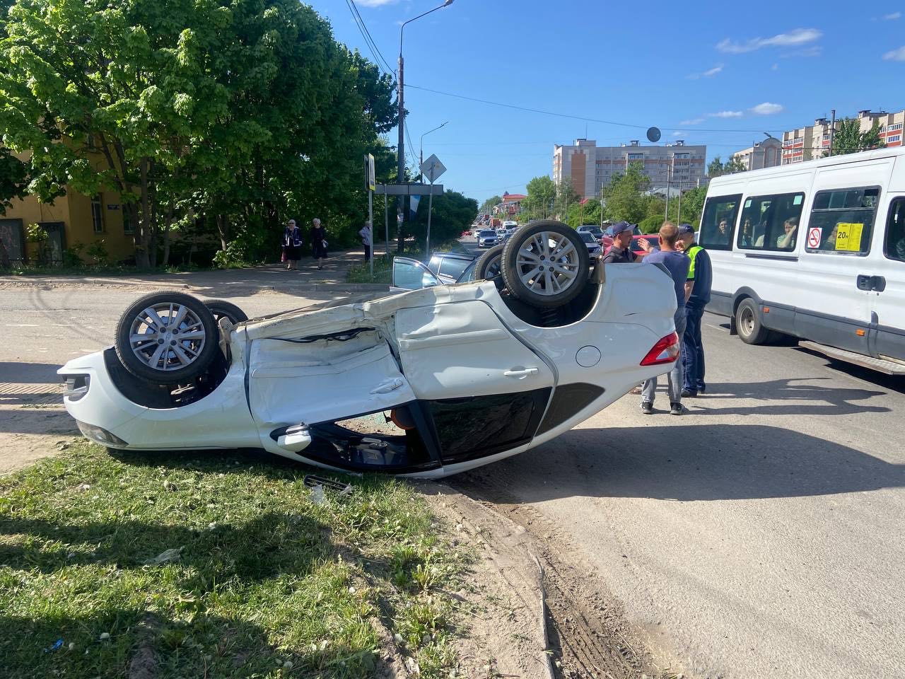 В Смоленске на улице Крупской столкнулись Lada Granta и Renault Megane