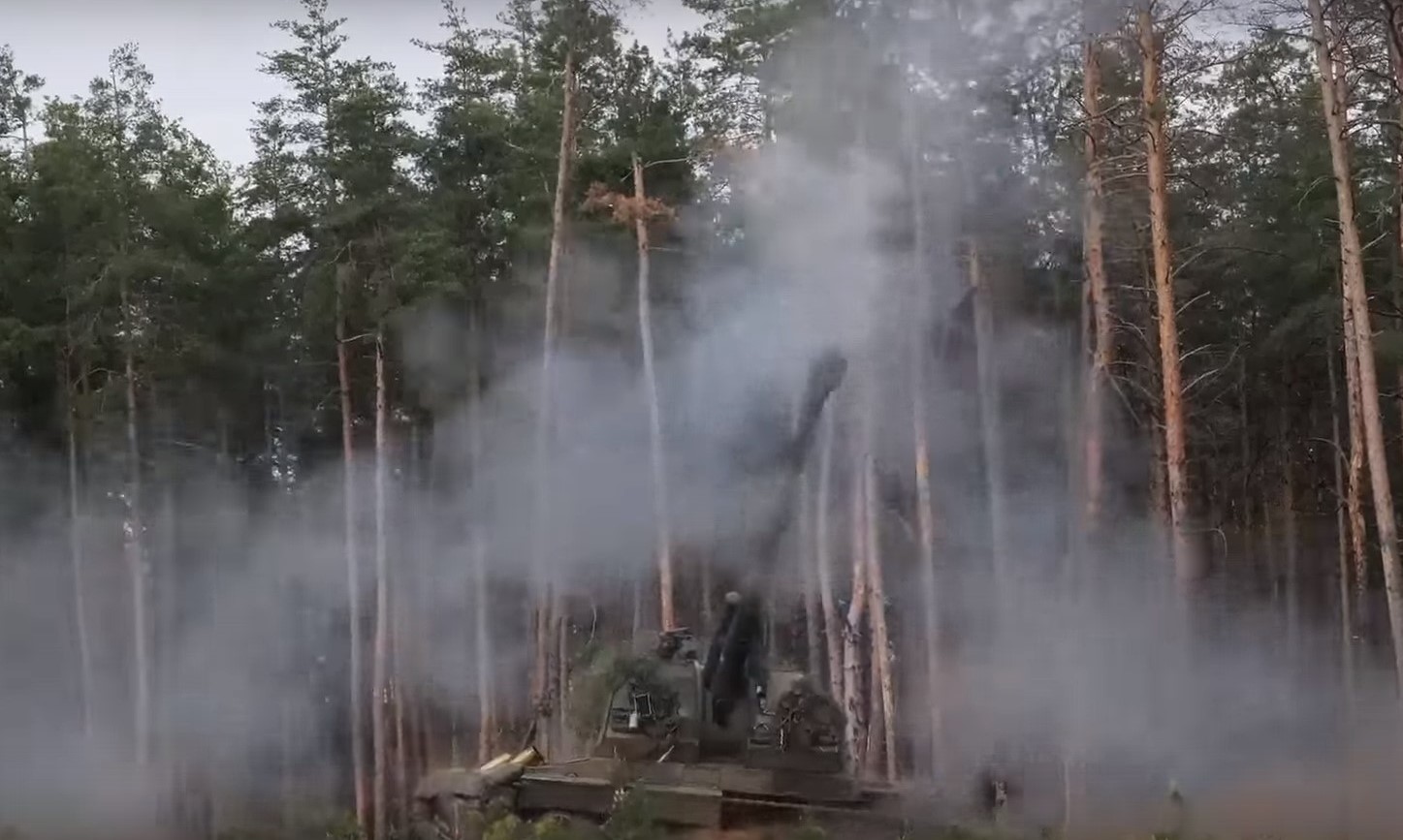 Артиллеристы ЦВО громят позиции противника в лесной местности