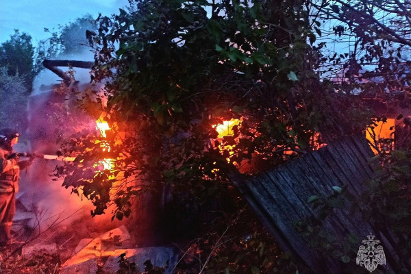 Ночной пожар в Сафоново уничтожил частный дом