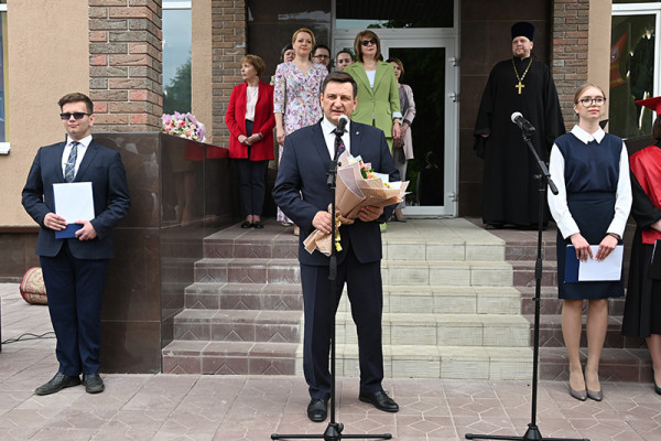 Игорь Ляхов поздравил учеников смоленского лицея имени Кирилла и Мефодия с последним звонком