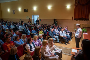 Василий Анохин обсудил с жителями Холм-Жирковского района проблемные вопросы