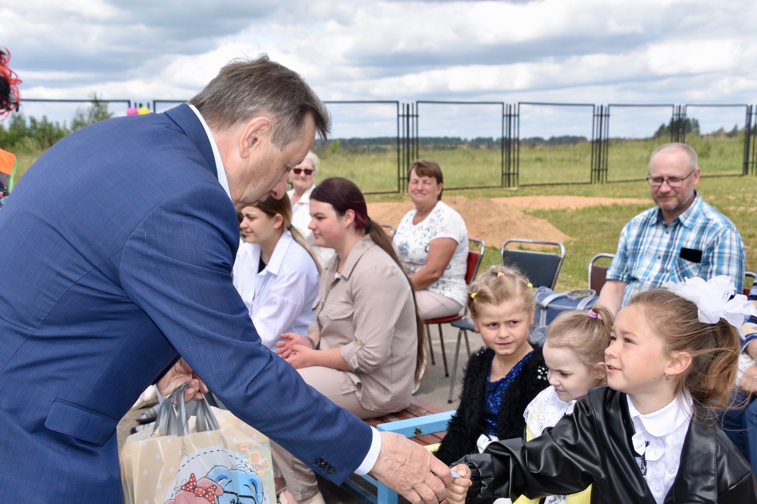 «Единая Россия» помогла организовать праздники для детей в районах Смоленщины