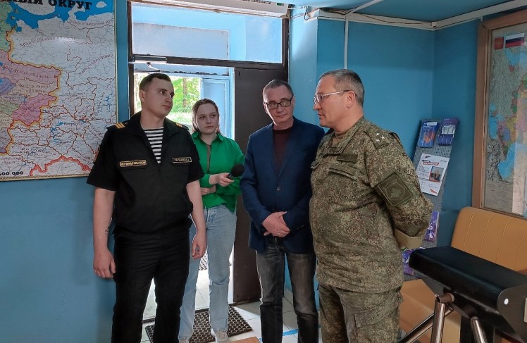 Андрей Борисов в Смоленске посетил пункт отбора на военную службу по контракту