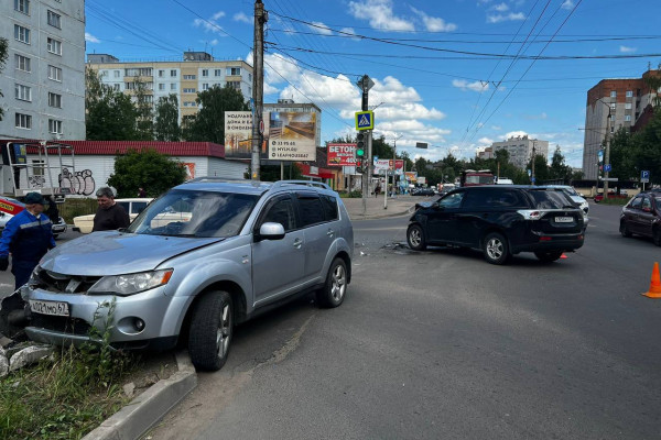 В Смоленске на улице Николаева столкнулись две иномарки