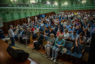 Более 250 человек пришли на встречу с Василием Анохиным в Ершичах
