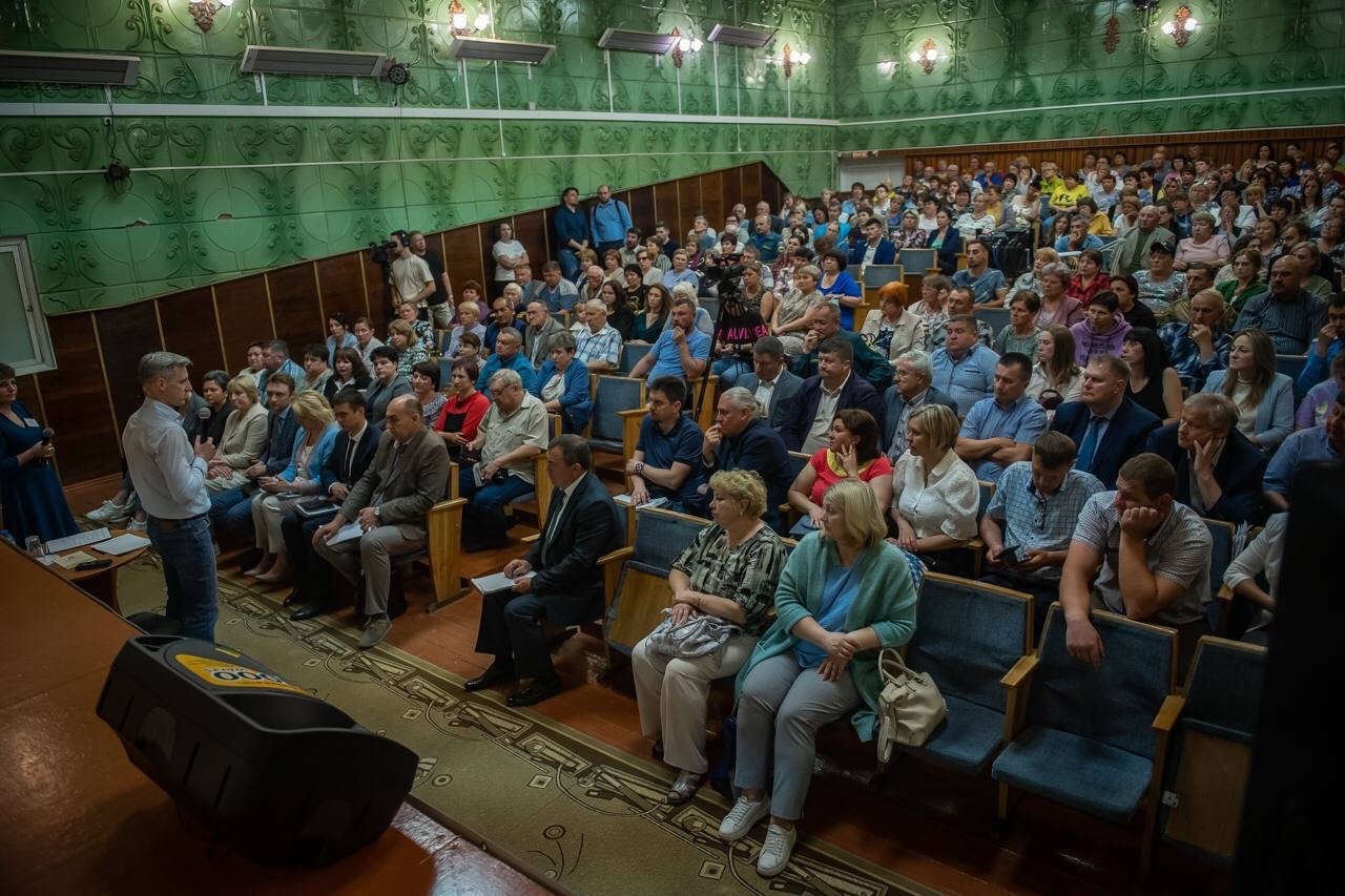 Более 250 человек пришли на встречу с Василием Анохиным в Ершичах