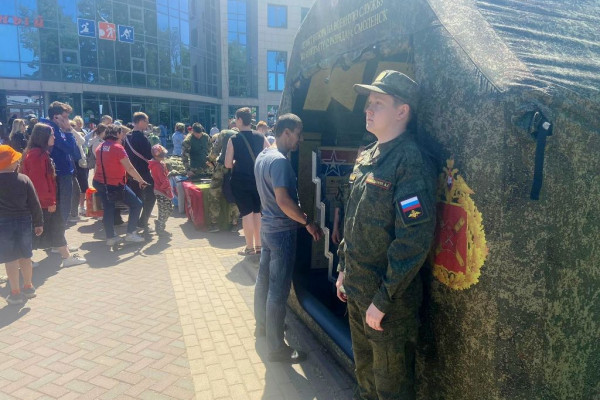 Около 250 смолян посетили в День России мобильный пункт отбора на контрактную службу 