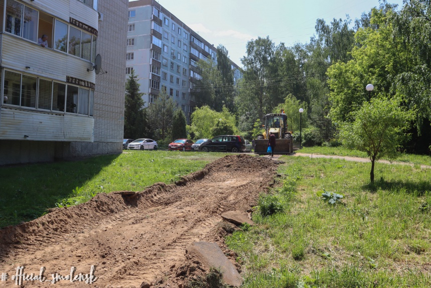 В Смоленске благоустраивают зелёную зону на улице Николаева