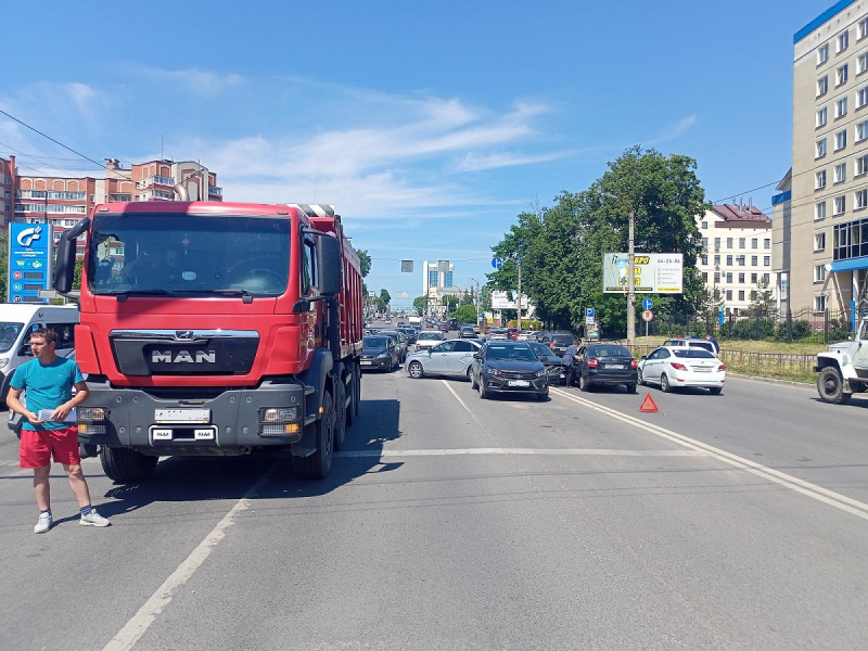 В автоаварии на проспекте Гагарина в Смоленске участвовало пять автомобилей